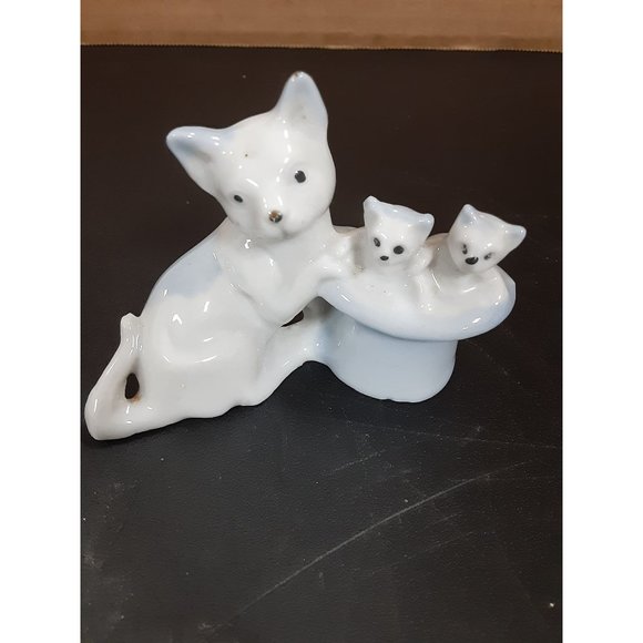 Vintage Porcelain Cat With 2 Kittens Sitting in A Hat Blue White Made in Japan - Picture 1 of 6
